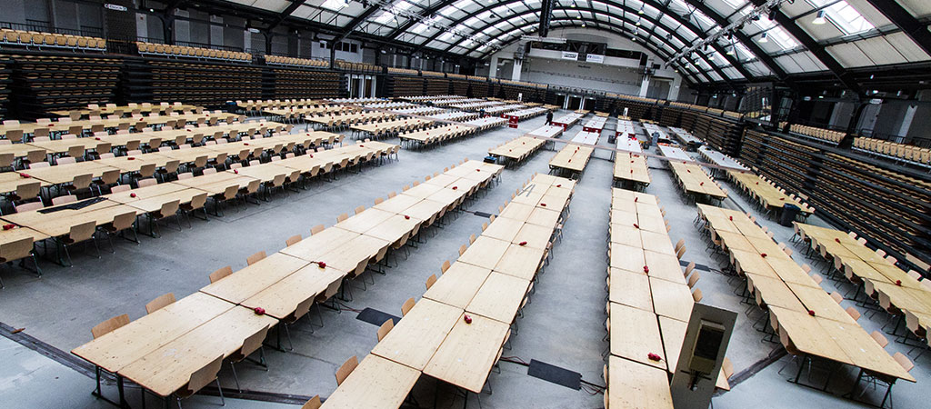 Blick in die aufgebaute Halle 1 vor Einlassbeginn